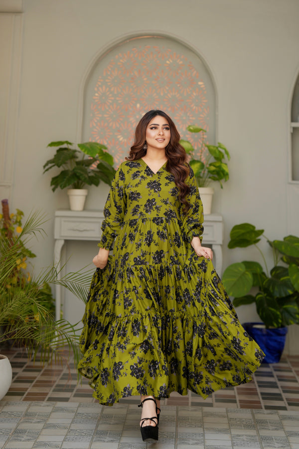 Olive chic Flowy maxi dress with a tiered flare